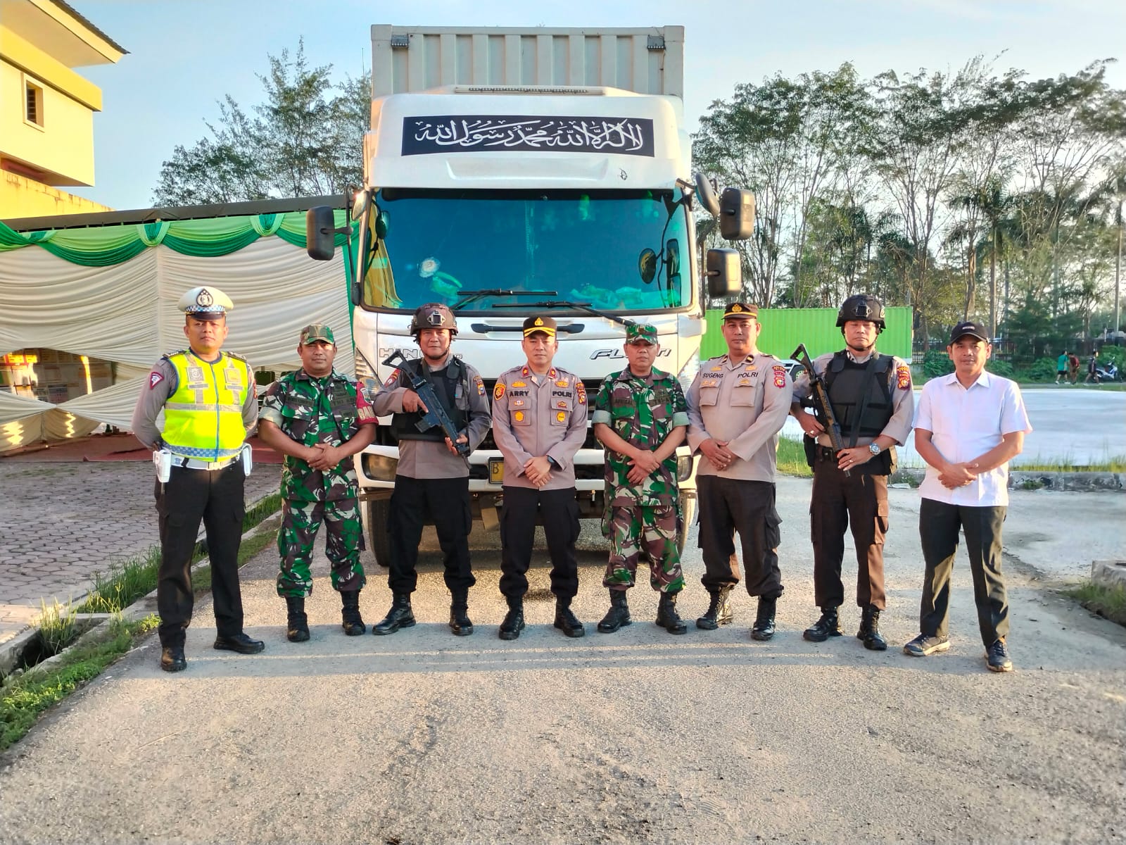 Polsek Tualang Kawal Kotak Suara dari PPK Menuju Gudang Logistik KPUD Kabupaten Siak